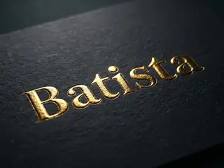 Ilustração de papel escuro com a palavra Batista em hot stamping dourado.