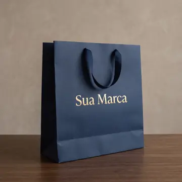 Exemplo de sacola M azul-marinho, quase quadrada, com a marca em dourado e alça de fita