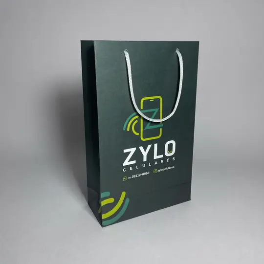 Sacola de papel verde-escura com a logo em verde-limão e alça branca